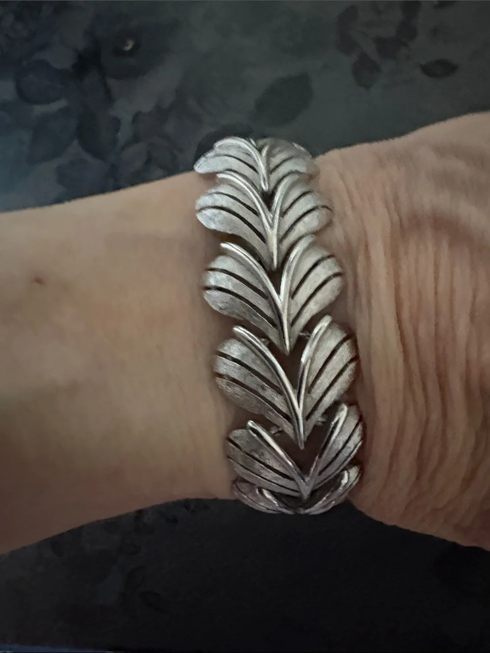 TRIFARI VINTAGE SILVER TEXTURED LEAF LINK 7.5